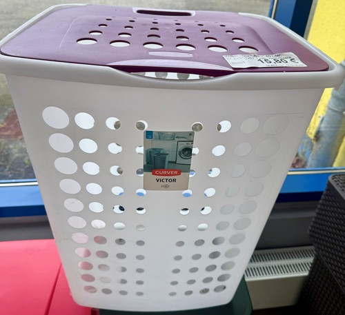 Curver Wäschebox "Victor" 60 Liter, 45,4x34,1x57,1 cm, Weiß/Beere